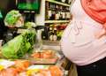 femeie gravida casa supermarket shutterstockfoto crop 850x478 1.jpg