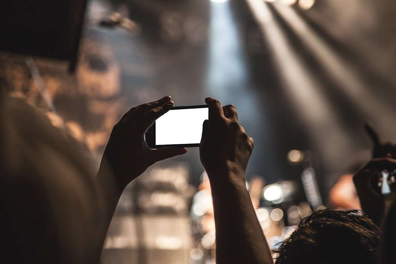 film telefon concert filmare.jpeg