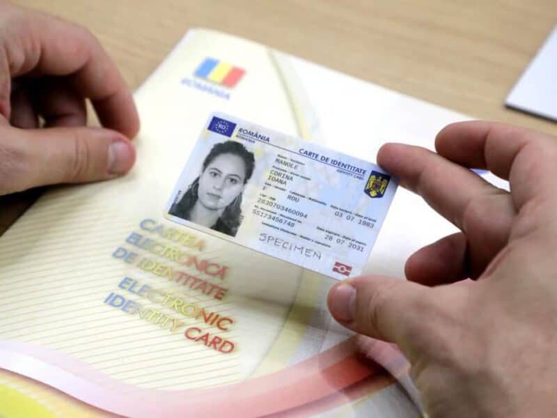 Cetățenii români pot solicita cartea electronică de identitate începând de joi