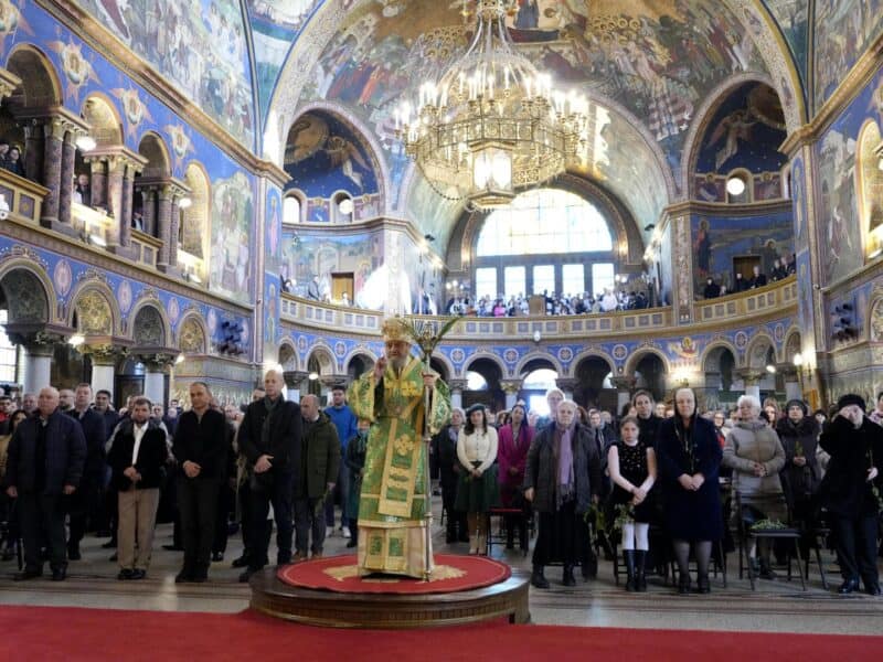 Floriile și paradoxul credinței între bucurie și suferință în săptămâna mare