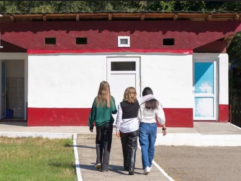 Guvernul alocă 14,5 milioane de lei pentru eliminarea toaletelor din curtea școlilor