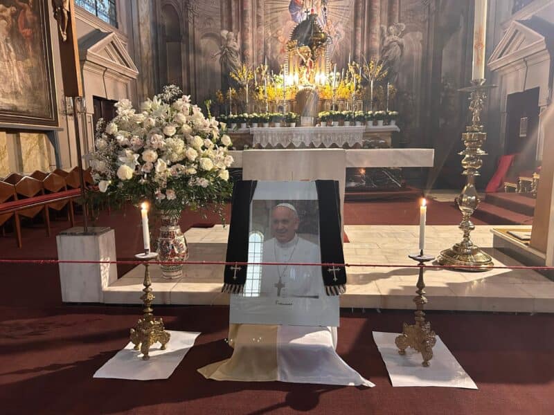 Guvernul României declară zi de doliu național la funeraliile Papei Francisc