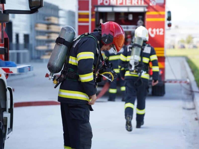 Incendiu devastator într-un bloc din Capitală trei răniți și 50 de persoane evacuate