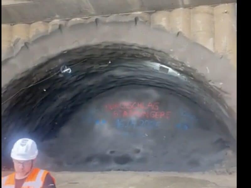 Străpungere importantă la tunelul Momaia pe autostrada Sibiu-Pitești anunțată de ministrul Grindeanu