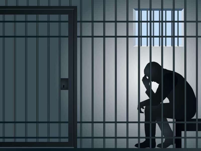 Agent de poliție din Vâlcea condamnat la patru ani pentru mită și divulgare de informații confidențiale