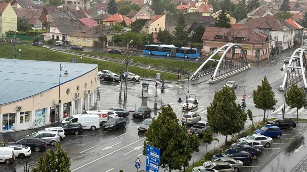 Averse torențiale și rafale de vânt anunțate de meteorologi pentru următoarele zile