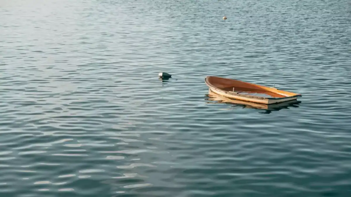barca mica din lemn care se scufunda