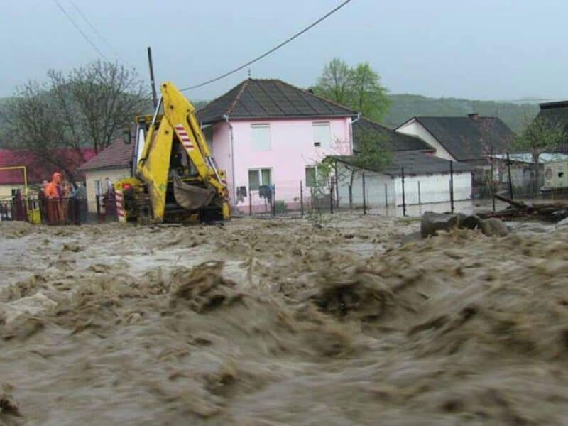 Codurile portocalii de ploi au lăsat peste 7.000 de consumatori fără electricitate în România