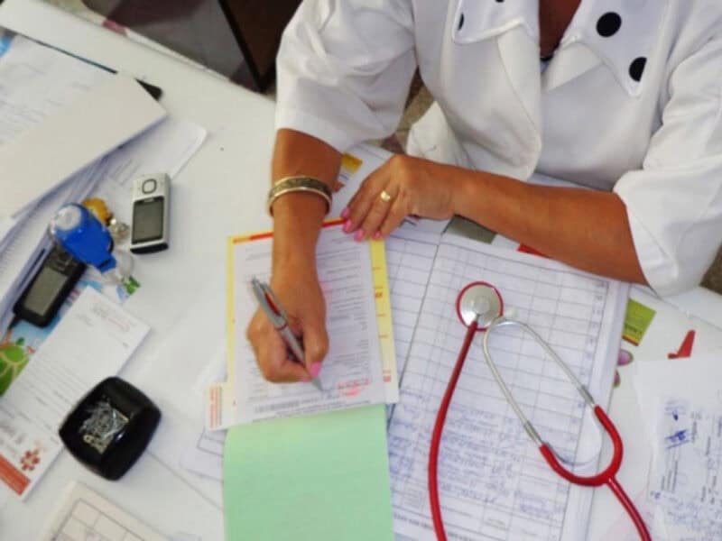 Mai puține concedii medicale la Tulcea, dar CJAS are datorii uriașe către angajatori