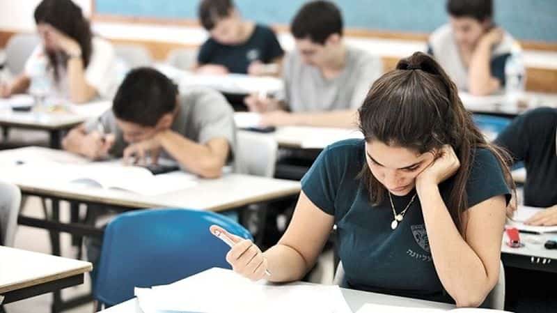 Elevii de clasa a XII-a termină cursurile mai devreme pentru Bacalaureat în 2025