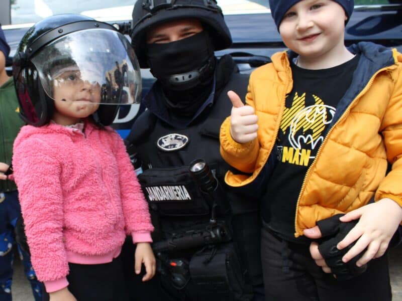 foto 1 jandarmi si copii