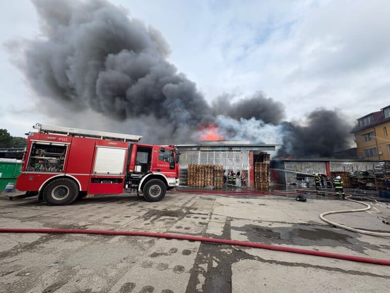 Incendiu de mari proporții în București, pompierii se confruntă cu dificultăți în stingerea flăcărilor