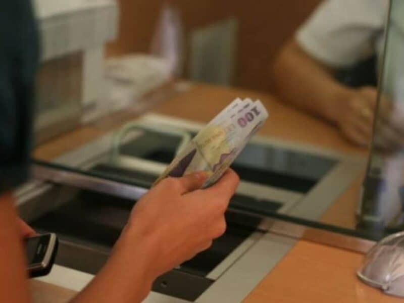 Leul se depreciază ușor pe fondul incertitudinii electorale și crește prețul la aur