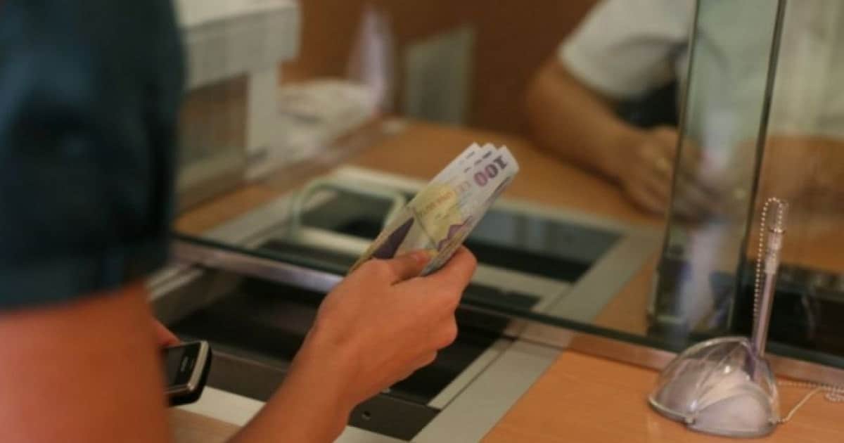 Leul se depreciază ușor pe fondul incertitudinii electorale și crește prețul la aur