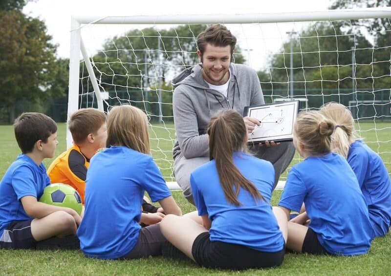 Noua lege a sportului permite părinților să verifice calificările antrenorilor înainte de înscrierea copiilor