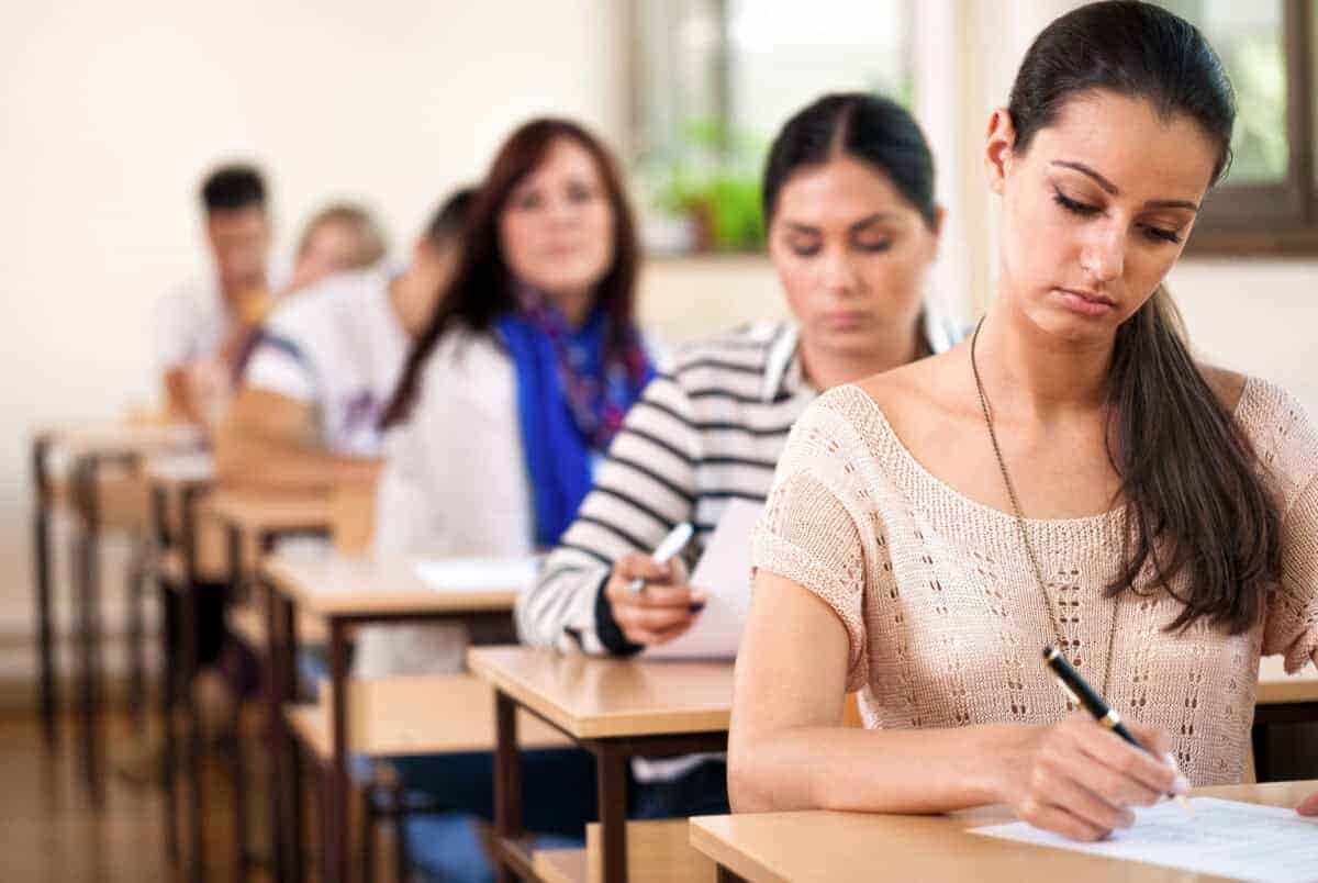 Absolvenții de liceu încep examenele scrise ale Bacalaureatului pe 10 iunie 2025