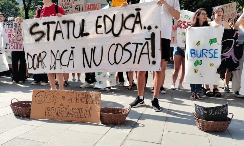 Elevii și studenții protestează din nou împotriva reducerilor bugetare pentru burse educaționale