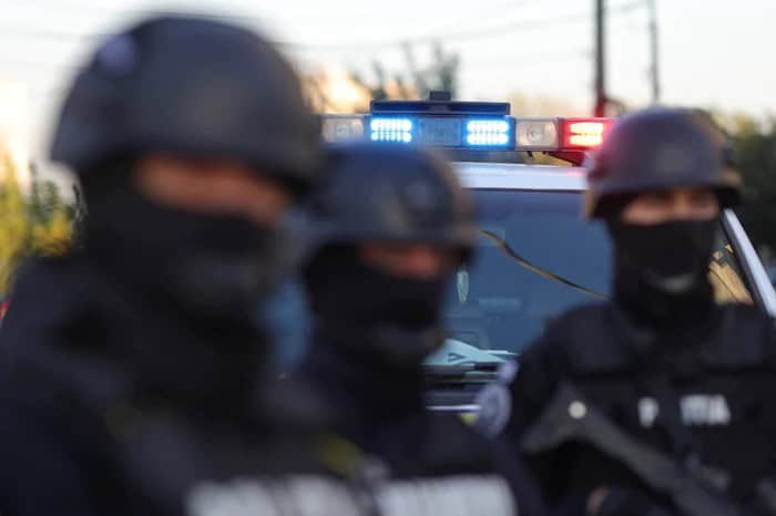 Ofițerii DIICOT descoperă o rețea de falsificatori care au introdus bani falși în România