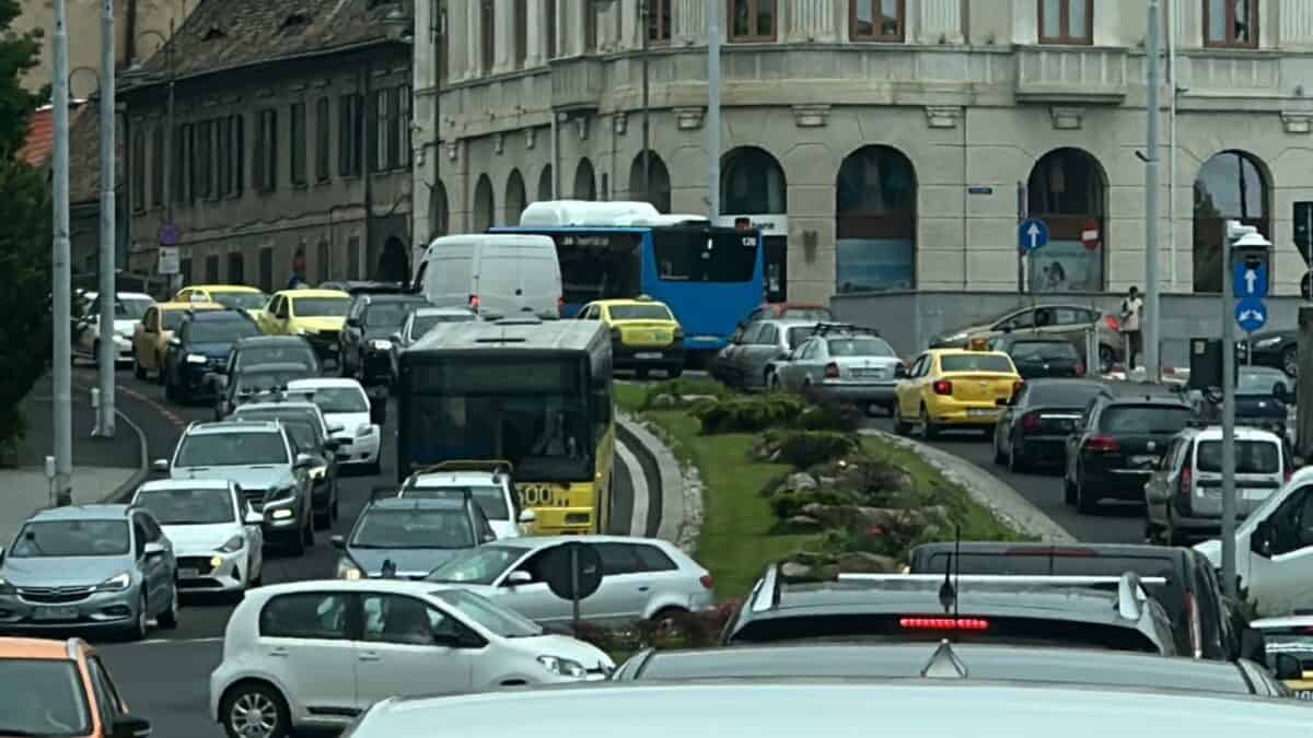 Senatul adoptă regula fermoarului în Codul Rutier pentru fluidizarea traficului