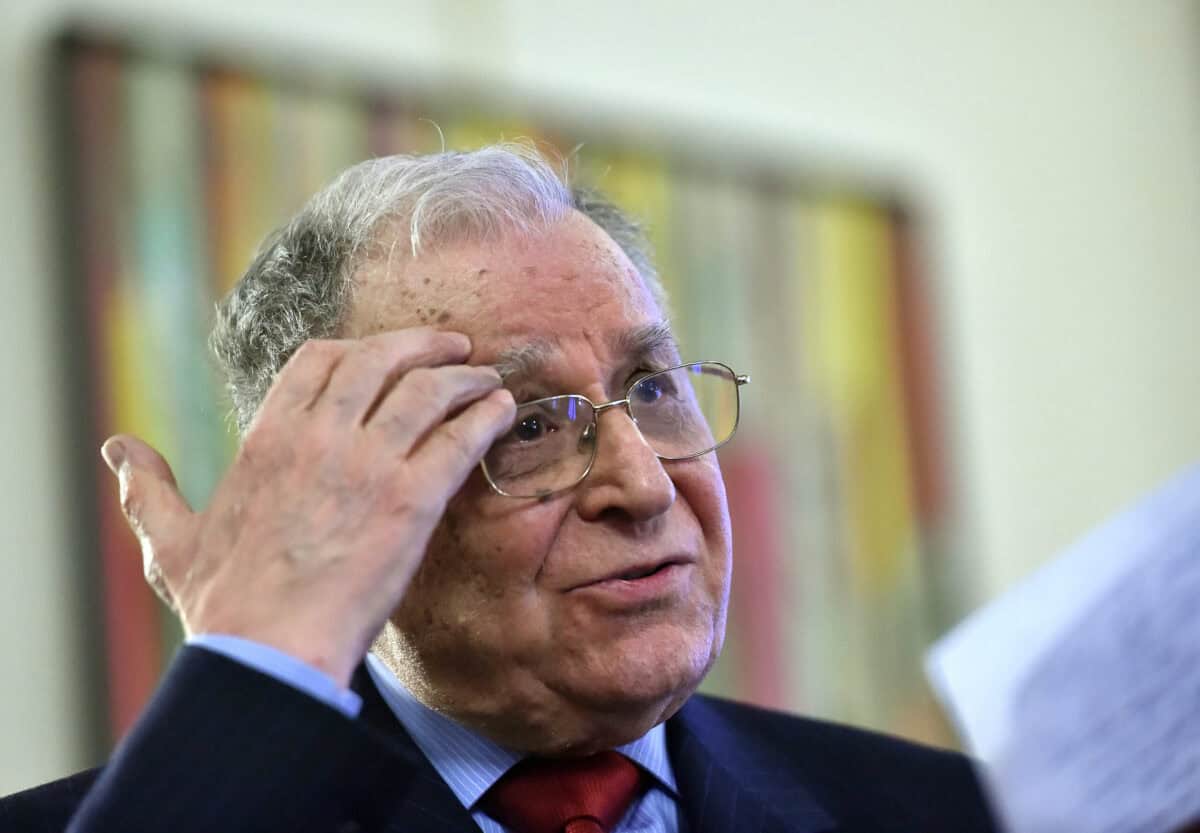 Starea lui Ion Iliescu se agravează iar medicii iau măsuri pentru dificultățile respiratorii