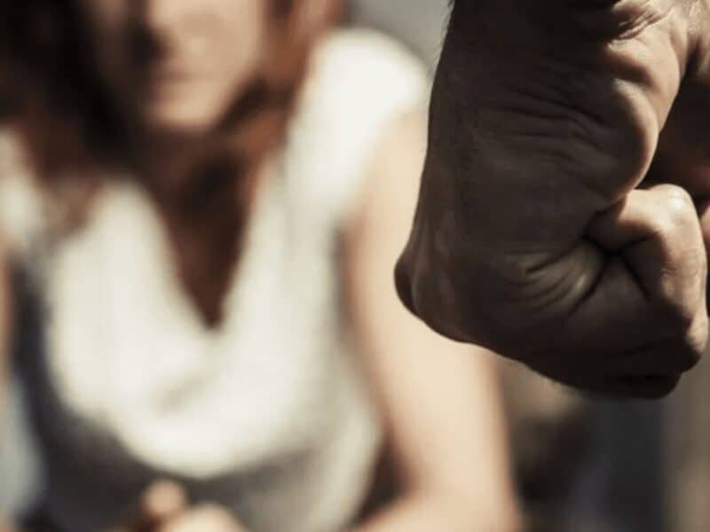 Violența asupra femeilor în România depășește media UE și afectează toate categorii sociale