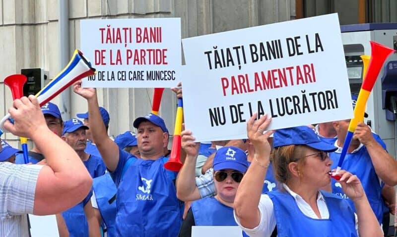 Angajații de la Apele Române protestează pentru venituri echitabile în fața Ministerului Mediului