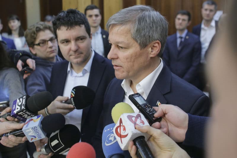 Cioloș pe lista scurtă pentru conducerea SRI sau SIE în fața unei noi provocări politice