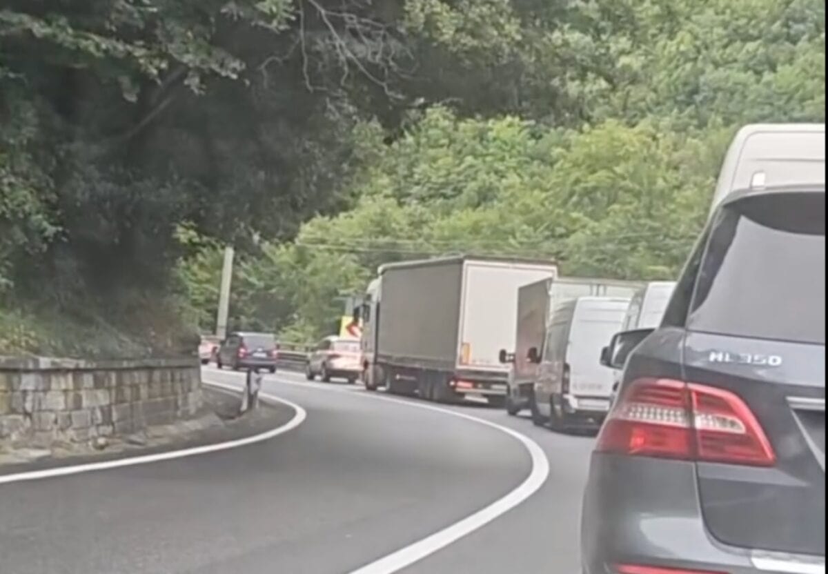 Circulația îngreunată pe Valea Oltului din cauza unui camion defect pe carosabil