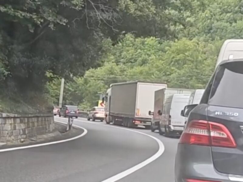 Circulația îngreunată pe Valea Oltului din cauza unui camion defect pe carosabil