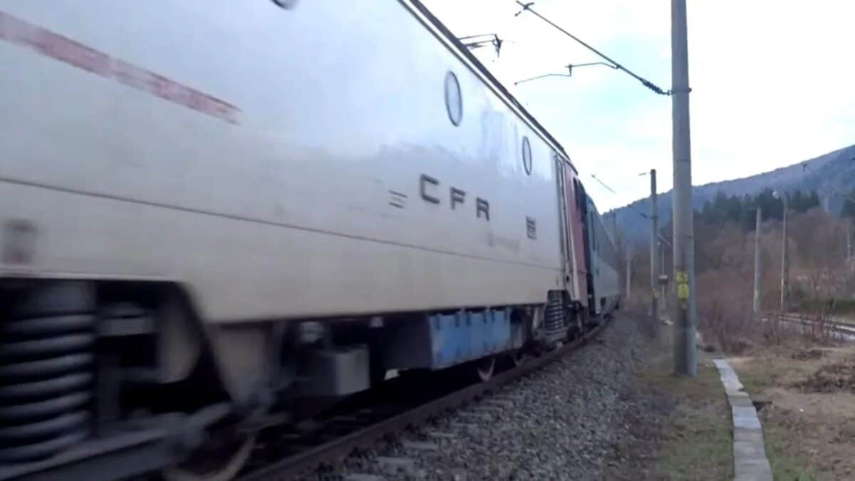 Furtuna blochează trenurile și avariază linii feroviare în zona Brașov