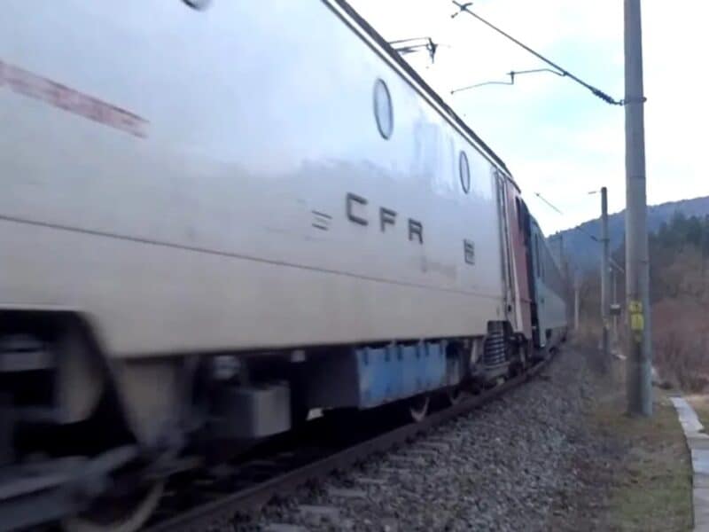 Furtuna blochează trenurile și avariază linii feroviare în zona Brașov
