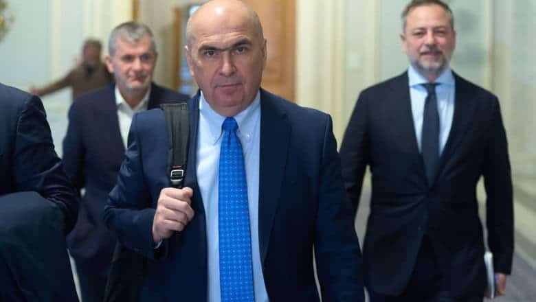 Guvernul Bolojan rămâne în funcție după respingerea moțiunii de cenzură inițiate de AUR