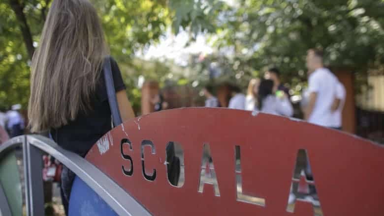 Guvernul Bolojan restructură școlile și eliminate 900 de posturi administrative