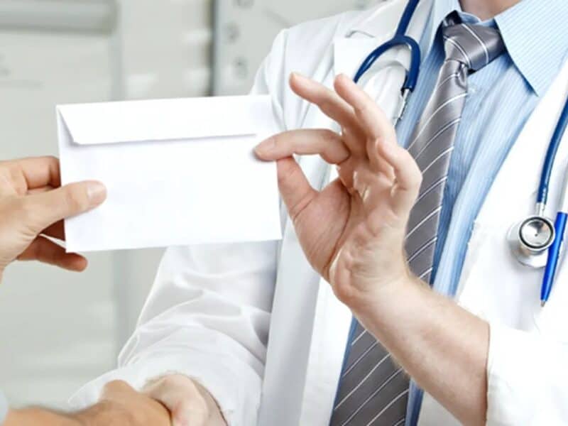 Medic primar din Vâlcea prins în flagrant pentru mită și documente medicale false