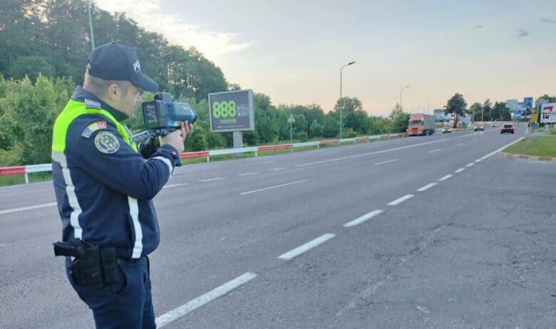 Sondaj: Un sfert dintre șoferi cred că depășirea vitezei nu reprezintă un pericol real