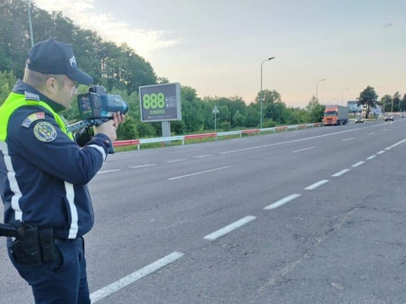 Sondaj: Un sfert dintre șoferi cred că depășirea vitezei nu reprezintă un pericol real