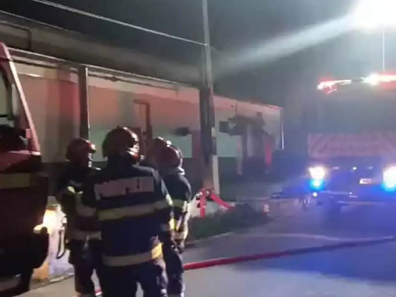 Incendiu devastator la Fabrica de Arme Cugir mobilizează intervenții din trei județe