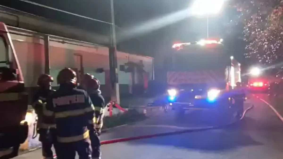 Incendiu devastator la Fabrica de Arme Cugir mobilizează intervenții din trei județe