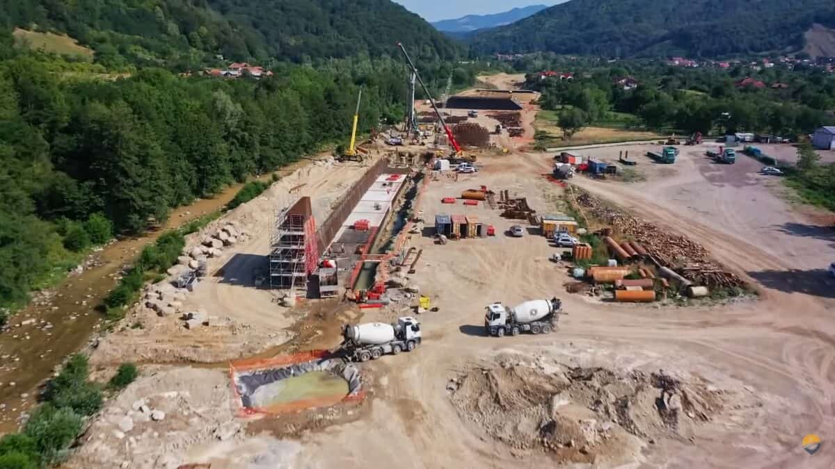 Lucrări intense pe șantierul autostrăzii Sibiu–Pitești cu 900 de muncitori mobilizați