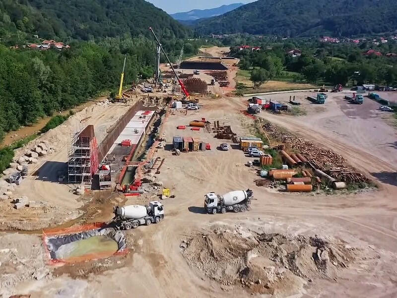 Lucrări intense pe șantierul autostrăzii Sibiu–Pitești cu 900 de muncitori mobilizați