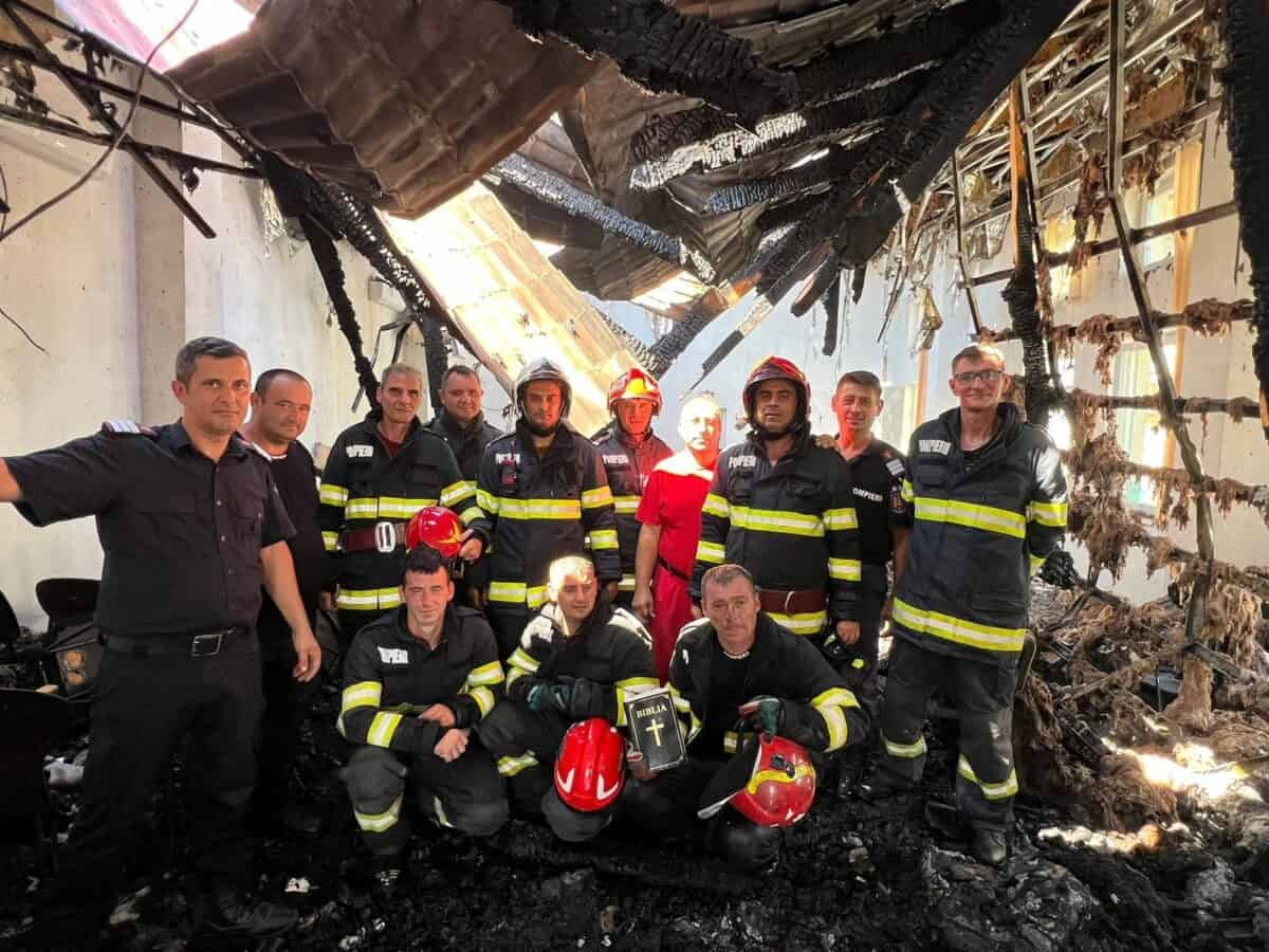 O Biblie neatinsă de flăcări descoperită în mijlocul ruinelor din Strehaia