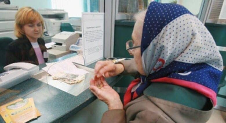 Proiectul de interzicere a cumulării pensiei cu salariul în sectorul public rămâne amânat