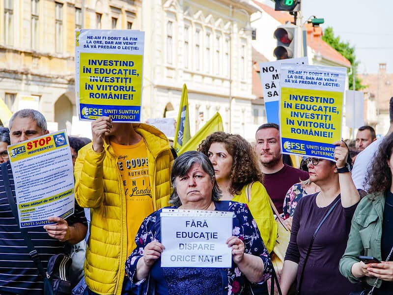 Sindicaliștii din educație continuă protestele după întâlnirea cu prim-ministrul Bolojan