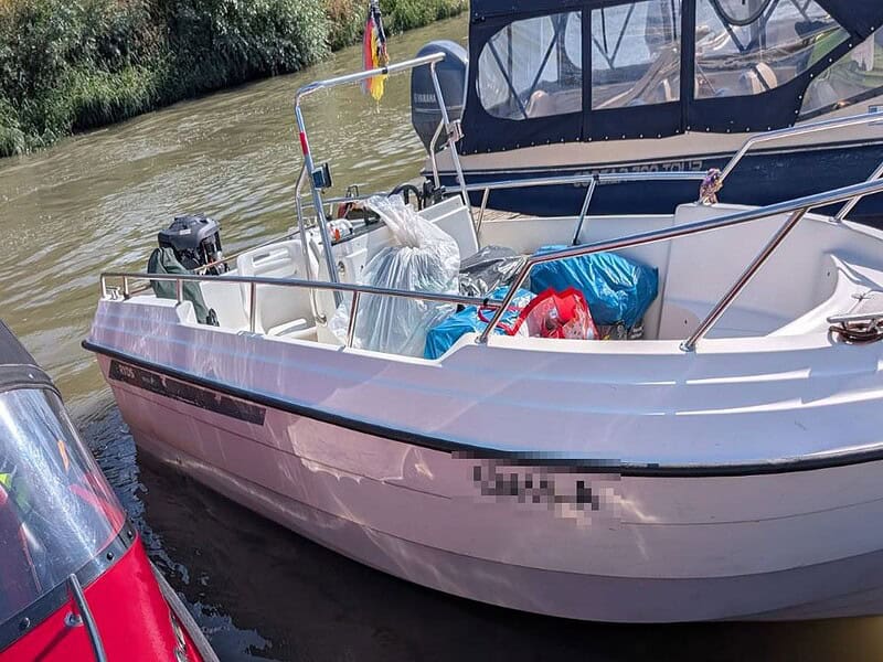 Navigație pe Dunăre cu ambarcațiuni în Tulcea, destinație turistică populară în Delta Dunării.