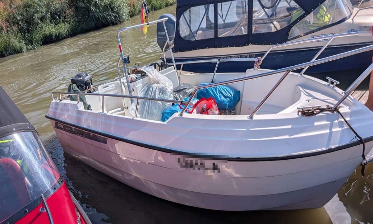 Navigație pe Dunăre cu ambarcațiuni în Tulcea, destinație turistică populară în Delta Dunării.