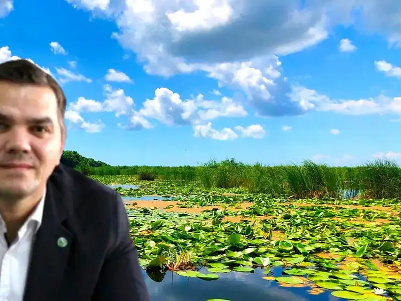 Podul de nu mă rozeti pe lacul cu nuferi din Delta Dunării.