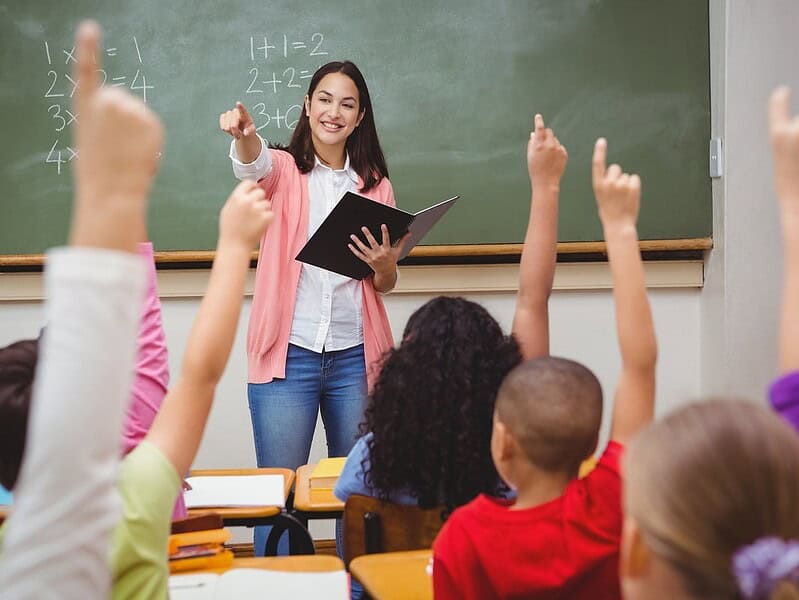 Crește numărul normelor didactice ocupate de profesori titulari cu 3% în anul școlar 2025-2026