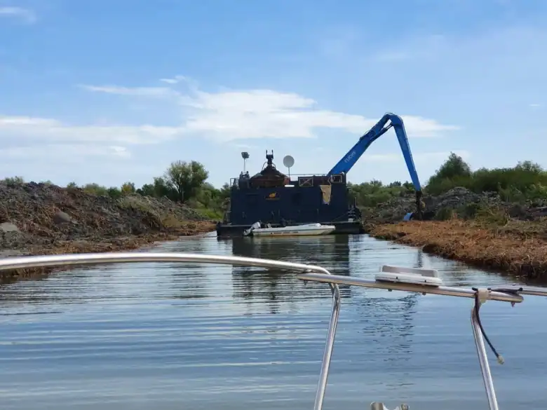 Tank de apă Dulcea pe canalul Dunării, parte a Ora de Tulcea, înconjurat de natură și peisaje din Delta Dunării.