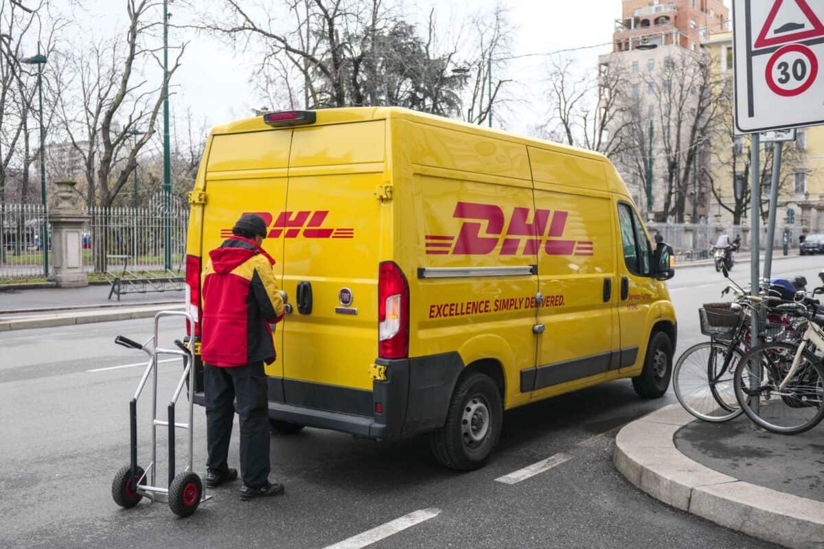 DHL Express anunță majorarea tarifelor cu 6,9% în România începând din 2026
