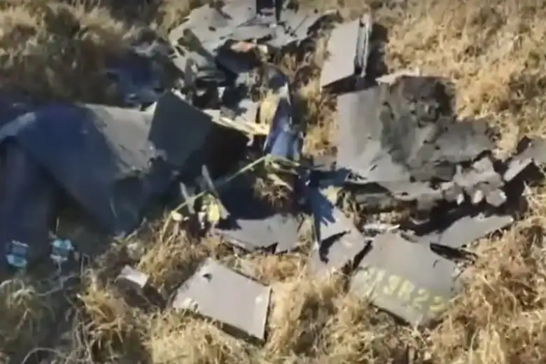 Debris de avion pe teren accidentat în Tulcea, România.